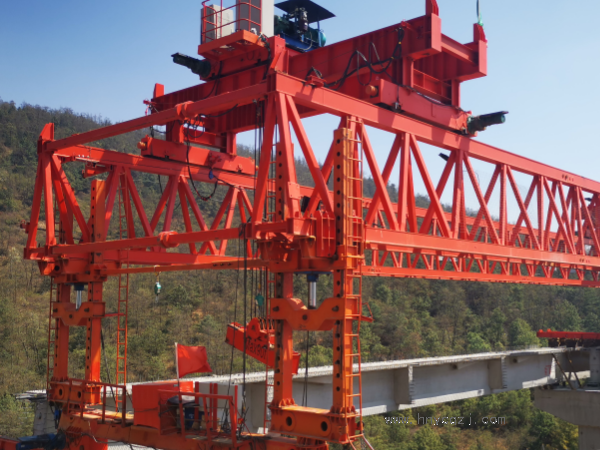 架橋機(jī)試吊中是否有特定的人員培訓(xùn)和技術(shù)認(rèn)證要求？