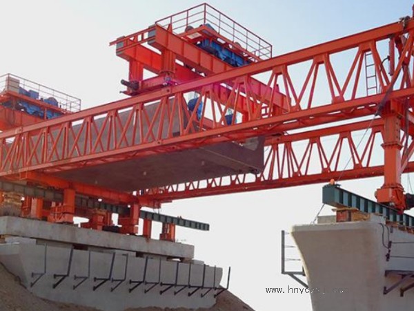 50噸架橋機(jī)施工時(shí)，如何進(jìn)行現(xiàn)場(chǎng)**防護(hù)？